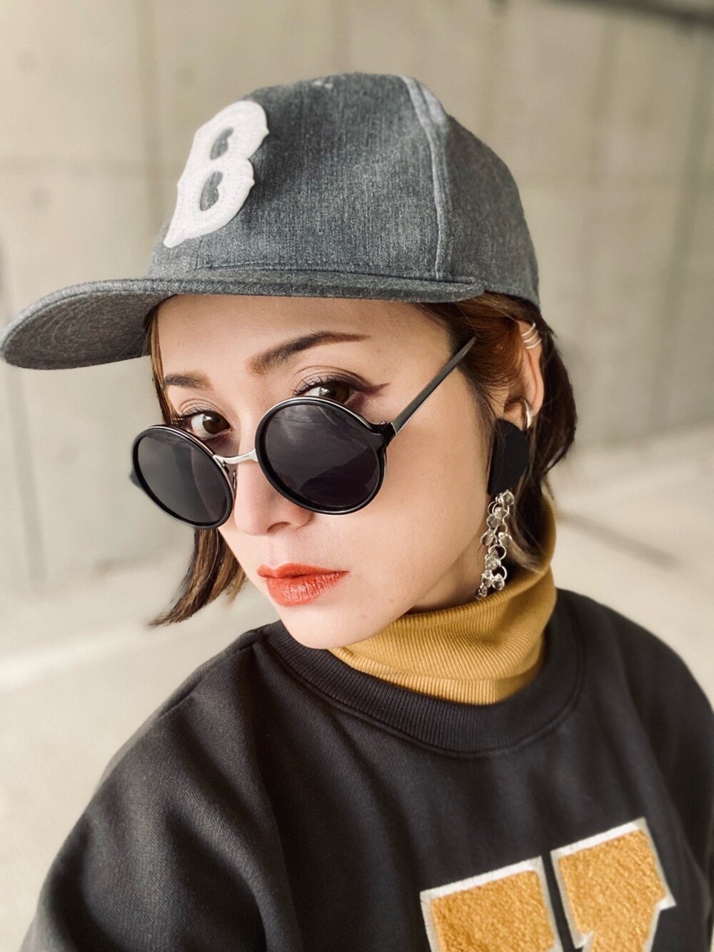 「ストリート、カラータイツ、スニーカー、ミニスカート、トレンチコート、キャップ、高身長女子、春コーデ、休日スタイル、タートルネック、スウェット、サングラス、カラーソックス、ダッドスニーカー、おおぶりピアス」|「L.H.Pのcourage/クラージュ/デニムミニスカート(デニムスカート、ブルー系)」を使った、IMOKOさん(レディース・170cm)の冬コーディネートの5枚目の写真
