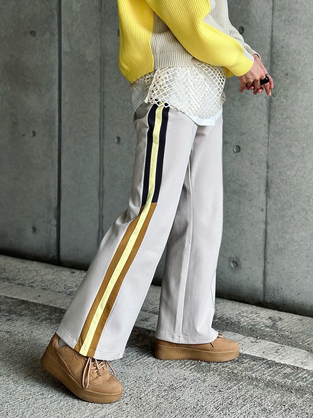 ホワイト系のその他パンツ、ホワイト系のニット/セーター、ベージュ系のスニーカーを着用したレディースの秋コーディネートの3枚目の写真