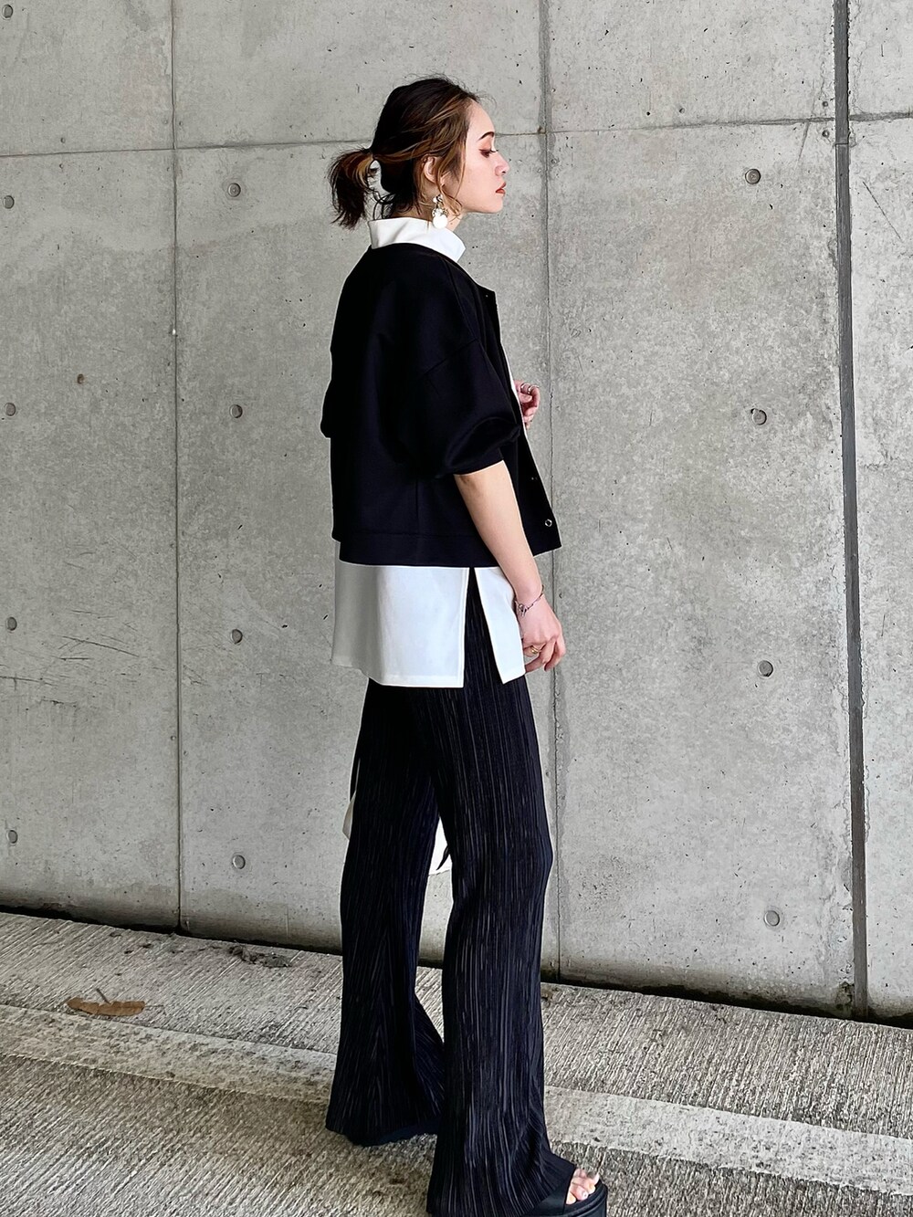 ブラック系のカーディガン/ボレロ、ブラック系のTシャツ/カットソー、ブラック系のその他パンツを着用したレディースの春コーディネートの5枚目の写真