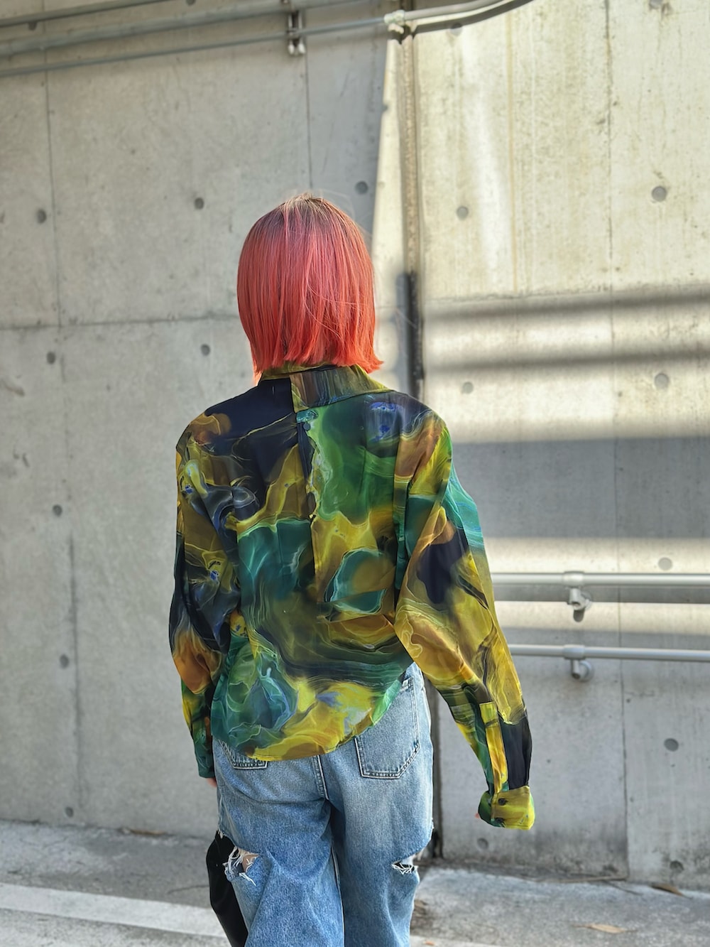 イエロー系のシャツ/ブラウス、ブルー系のデニムパンツ、ホワイト系のブーツを着用したレディースの冬コーディネートの5枚目の写真