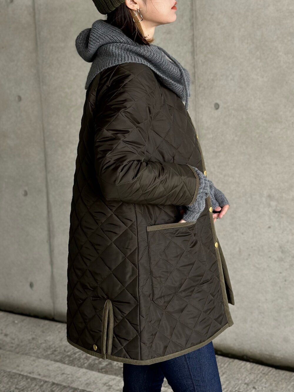 グリーン系のその他アウター、ブルー系のデニムパンツ、ブルー系のトートバッグを着用したレディースの秋コーディネートの3枚目の写真