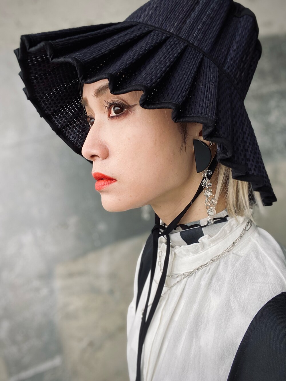 ホワイト系のシャツ/ブラウス、ブラック系のジャンパースカート、グリーン系のショルダーバッグを着用したレディースの冬コーディネートの5枚目の写真