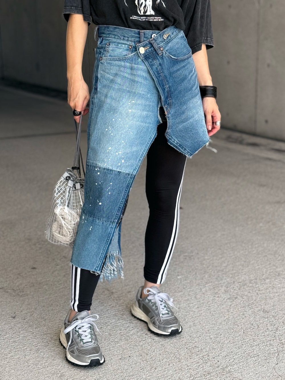 グレー系のスニーカー、ブラック系のその他パンツ、ブルー系のスカートを着用したレディースの夏コーディネートの5枚目の写真