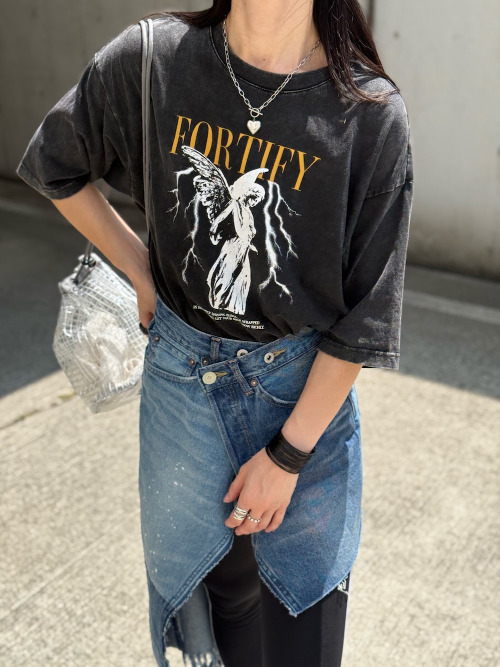 グレー系のスニーカー、ブラック系のその他パンツ、ブルー系のスカートを着用したレディースの夏コーディネートの2枚目の写真