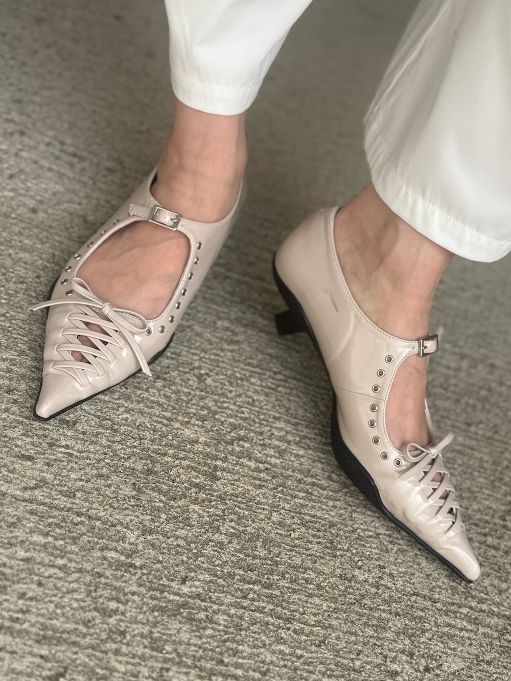 ホワイト系のチノパンツ、ブラウン系のキャミソール、ホワイト系のパンプスを着用したレディースの春コーディネートの5枚目の写真