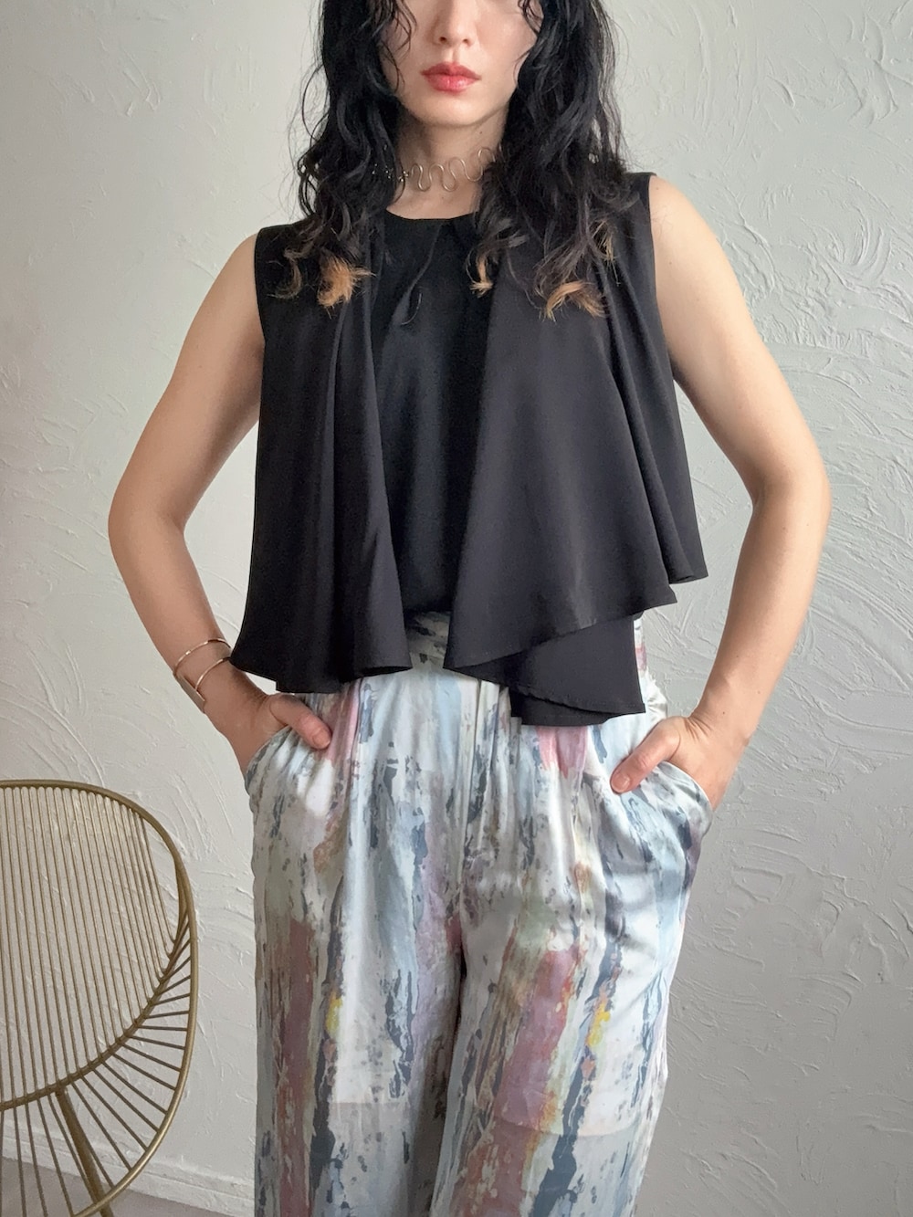 ホワイト系のTシャツ/カットソー、ブラック系のサンダルを着用したレディースの春コーディネートの2枚目の写真
