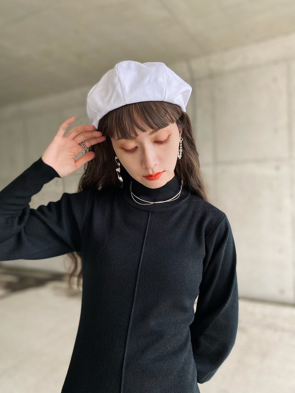 ブラック系のワンピース、パープル系のショルダーバッグ、ブラック系のドレスシューズを着用したレディースの秋コーディネートの3枚目の写真