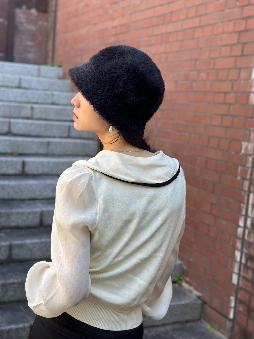 「今日のコスメと服、お出かけコーデ、ブラウス、襟付きトップス、フェミニン、オフィススタイル、ハット、ローファー、きれいめカジュアル、スラックス、カラーソックス、マイベストコーデ2023、骨格ウェーブ、休日スタイル、ウィッグ」|「deux amourのカーデ風襟付きニット(Tシャツ/カットソー、ホワイト系)」を使った、IMOKOさん(骨格ウェーブ・レディース・170cm)の冬コーディネートの3枚目の写真