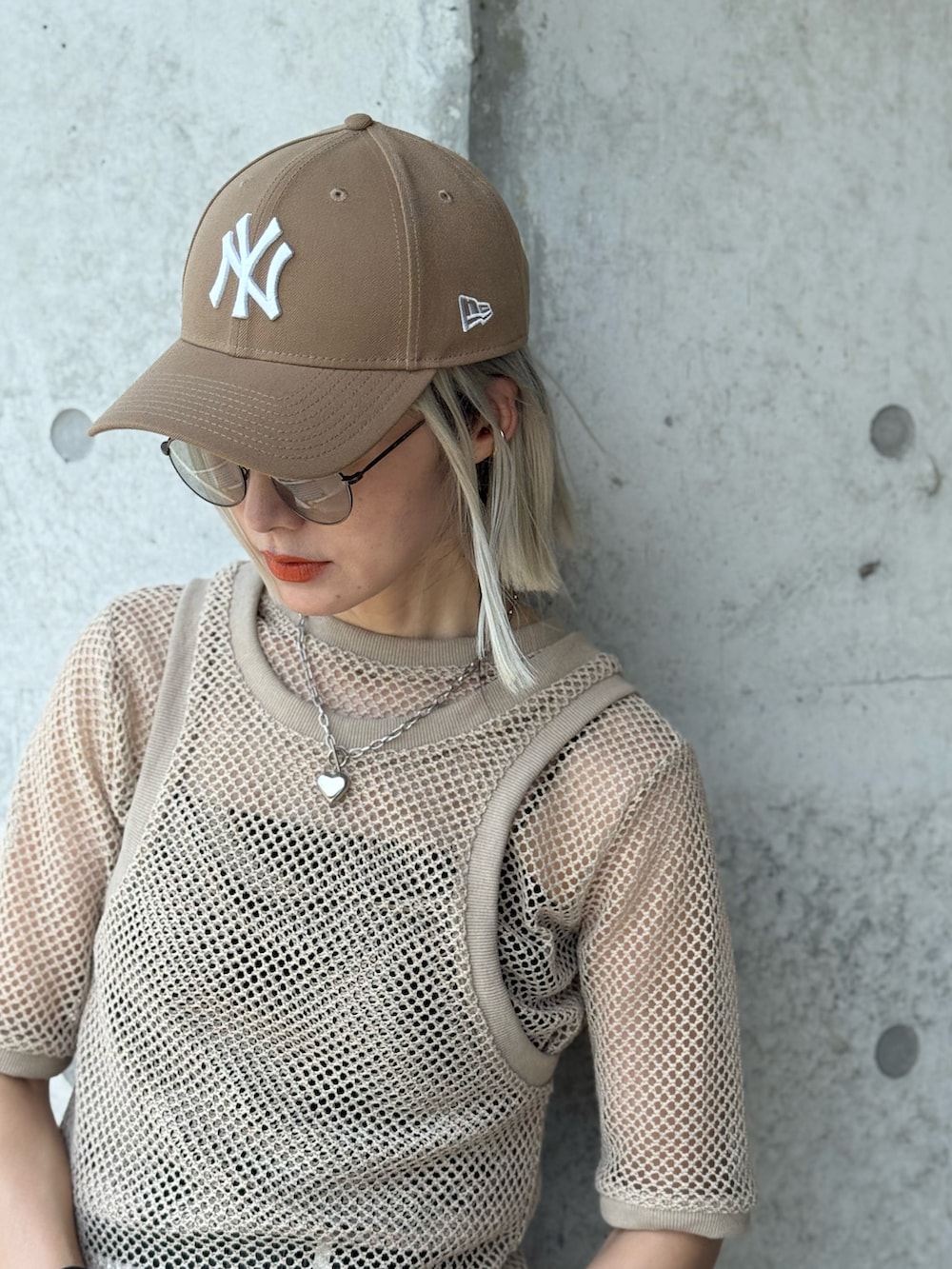 ベージュ系のタンクトップ、ホワイト系のショルダーバッグ、ベージュ系のTシャツ/カットソーを着用したレディースの夏コーディネートの2枚目の写真