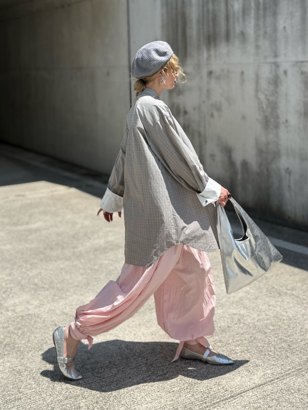 グレー系のシャツ/ブラウス、その他のネクタイ、ピンク系のその他パンツを着用したレディースの夏コーディネートの3枚目の写真