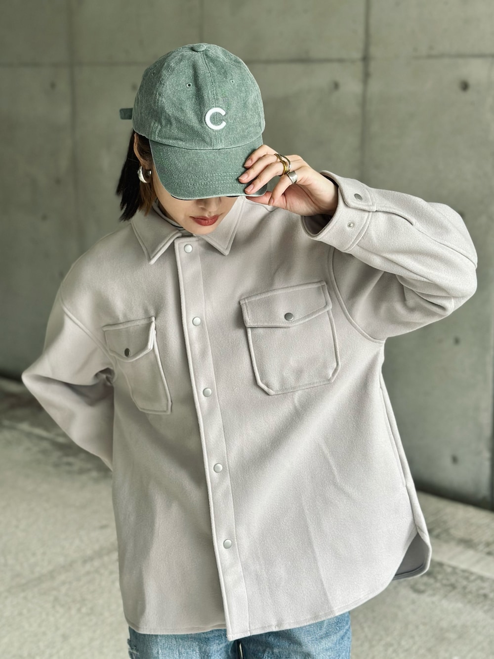 ブラウン系のスーツジャケット、ホワイト系のショルダーバッグ、ホワイト系のブーツを着用したレディースの秋コーディネートの5枚目の写真