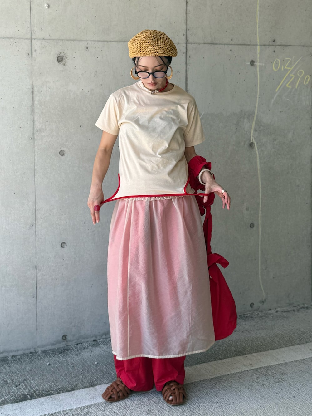 レッド系のショルダーバッグ、ベージュ系のTシャツ/カットソー、ベージュ系のスカートを着用したレディースの夏コーディネートの5枚目の写真