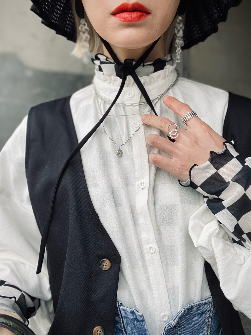 ホワイト系のシャツ/ブラウス、ブラック系のジャンパースカート、グリーン系のショルダーバッグを着用したレディースの冬コーディネートの3枚目の写真