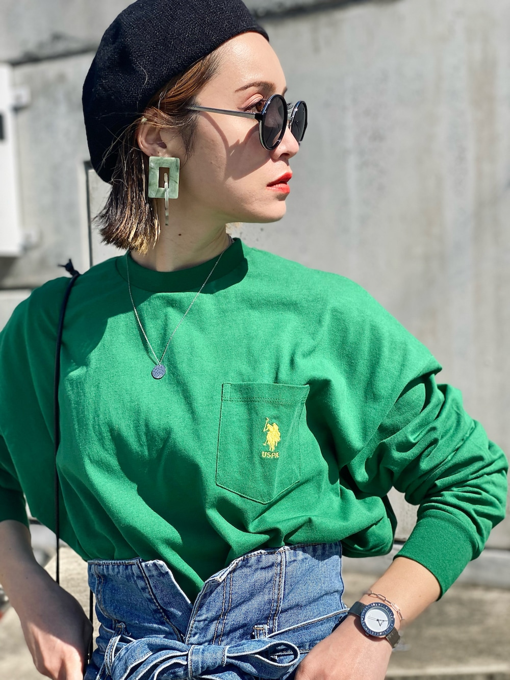 グリーン系のTシャツ/カットソー、その他のパンプス、ブルー系のデニムパンツを着用したレディースの春コーディネートの3枚目の写真