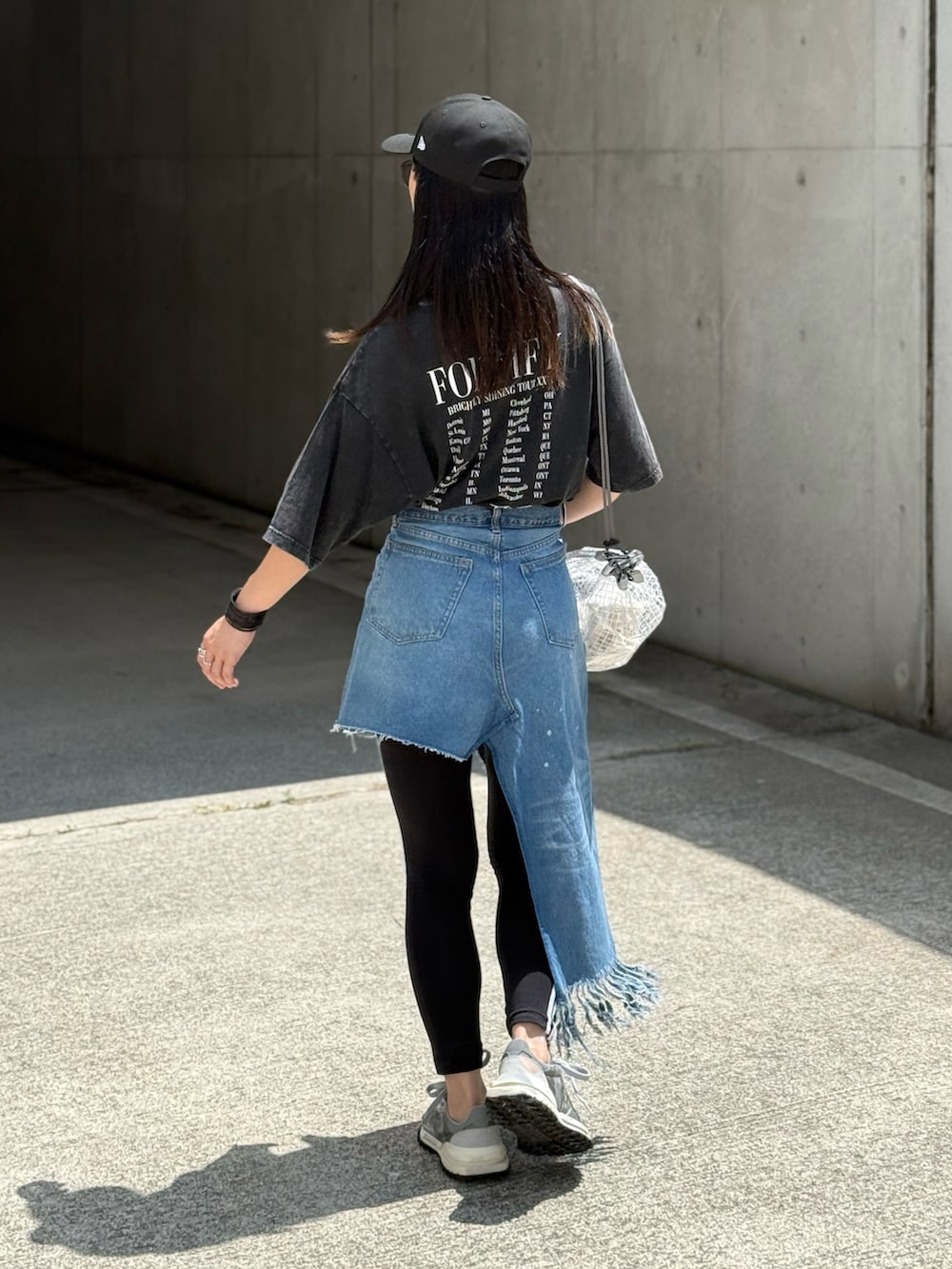 グレー系のスニーカー、ブラック系のその他パンツ、ブルー系のスカートを着用したレディースの夏コーディネートの4枚目の写真