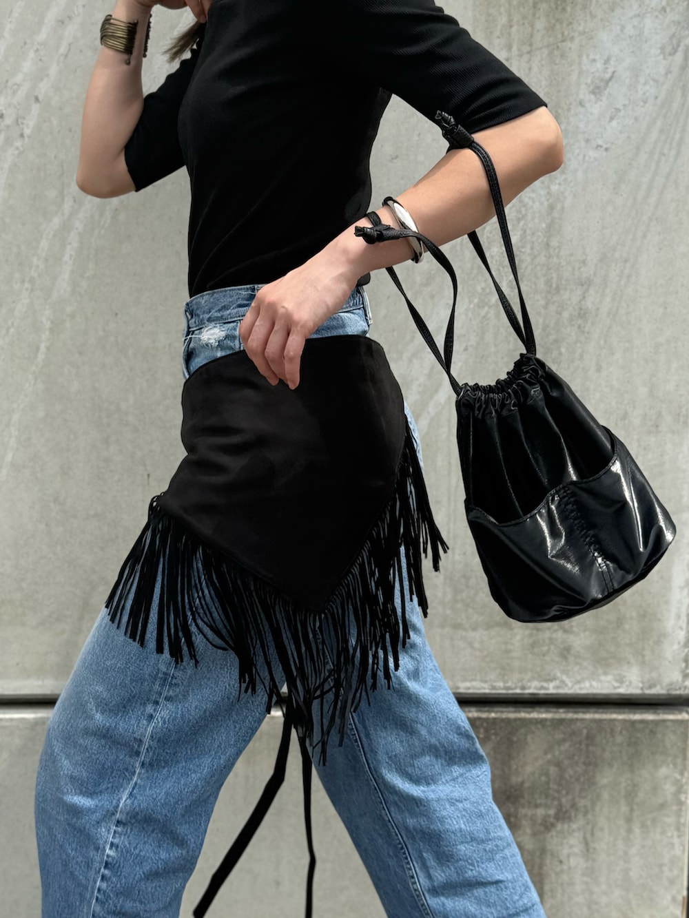「しまむら、しまむらコーデ、プチプラ、プチプラコーデ、バックオープン、チョーカー、黒Tシャツ、デニム、厚底サンダル、ヘアバンド、メガネ女子、高身長女子、ショルダーバッグ、レイヤードスタイル、ラップスカート」|「しまむらのRafraf×IMOKO TT*IMKバックPO 商品番号521-8062(ブラック Lサイズ)(Tシャツ/カットソー、ブラック系)」を使った、IMOKOさん(骨格ストレート・レディース・170cm)の春コーディネートの4枚目の写真