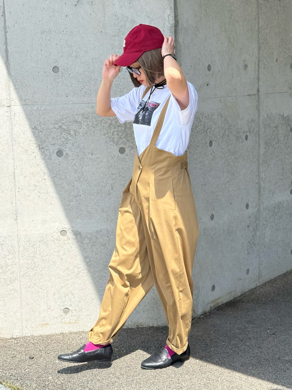 ホワイト系のTシャツ/カットソー、ブラック系のローファー、その他のウィッグを着用したレディースの春コーディネートの4枚目の写真