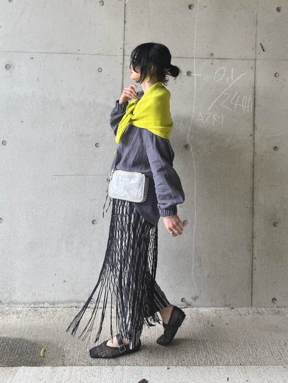 グレー系のシャツ/ブラウス、シルバー系のショルダーバッグ、ブラック系のスカートを着用したレディースの春コーディネートの4枚目の写真