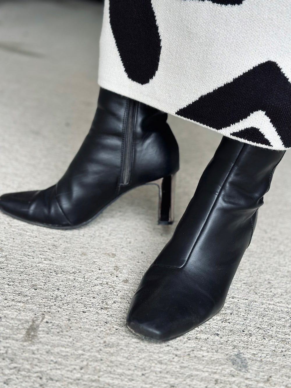 ブルー系のニット/セーター、ホワイト系のスカート、ベージュ系のTシャツ/カットソーを着用したレディースの冬コーディネートの4枚目の写真