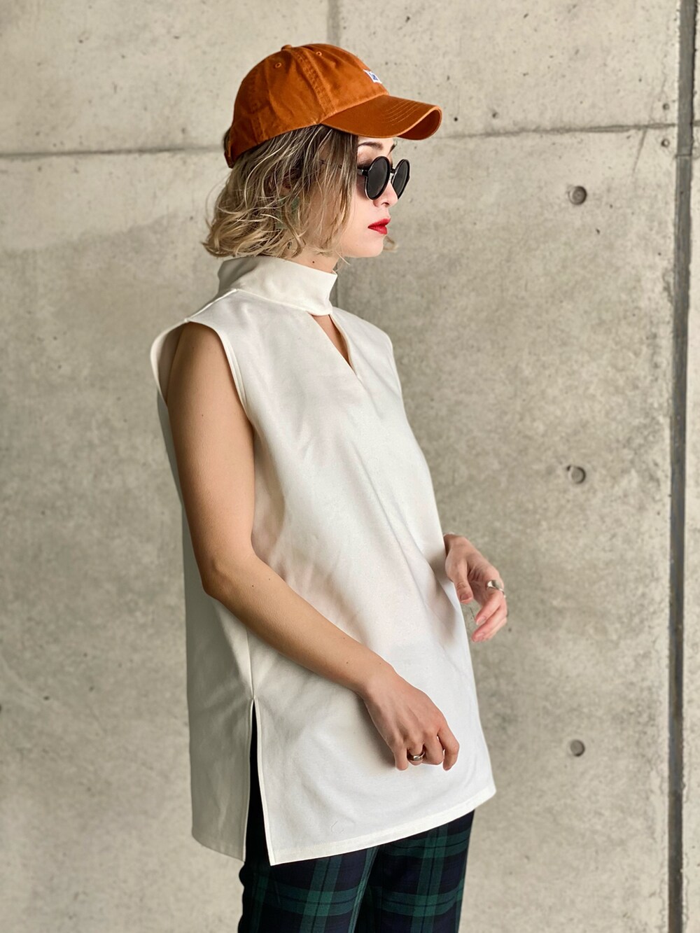 グリーン系のカーディガン/ボレロ、ブラック系のトップス、ブラック系のTシャツ/カットソーを着用したレディースの春コーディネートの4枚目の写真