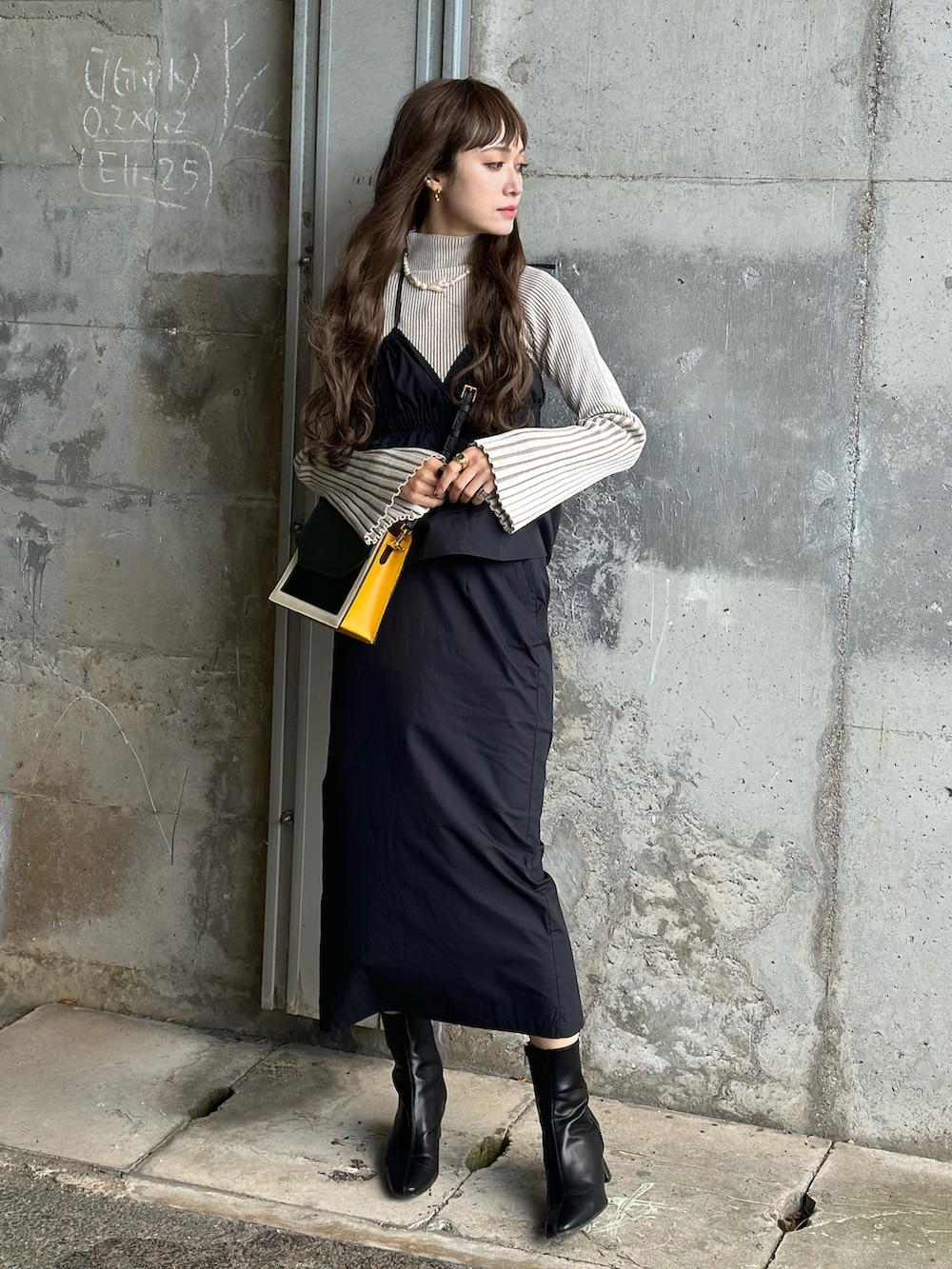 ブラック系のベスト、ブラック系のスカート、その他のピーコートを着用したレディースの冬コーディネートの3枚目の写真