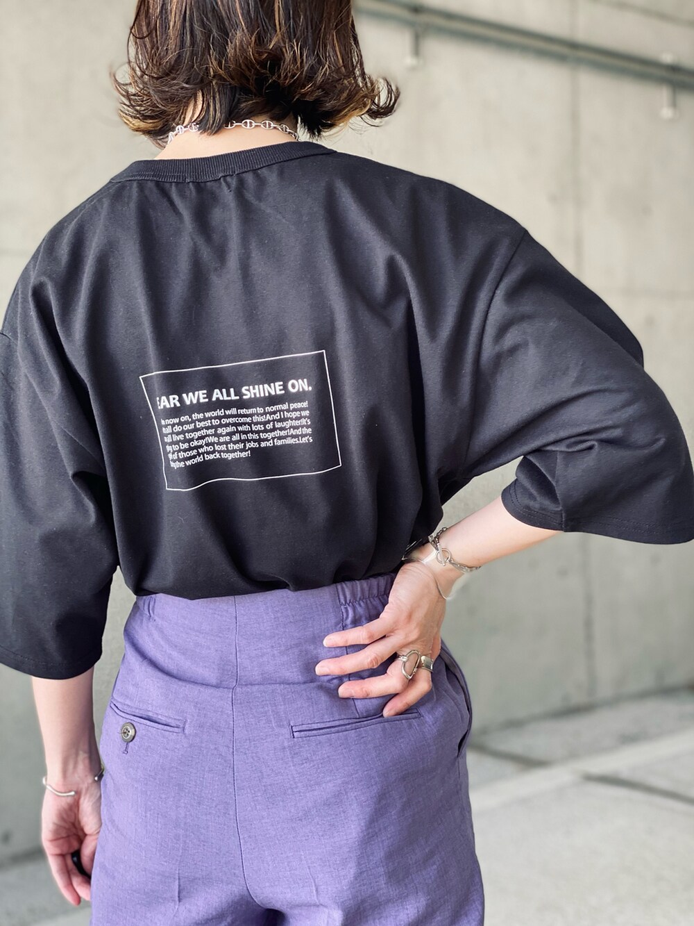 ブラック系のTシャツ/カットソー、パープル系のその他パンツ、ブラック系のバックパック/リュックを着用したレディースの春コーディネートの3枚目の写真