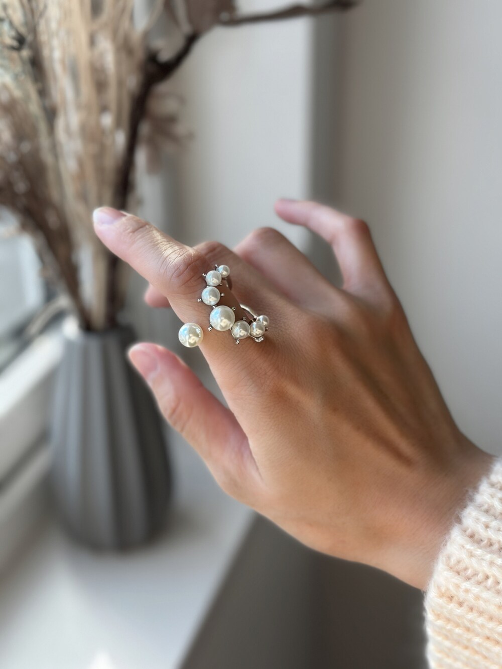 ホワイト系のトートバッグ、ホワイト系のパンプス、ブラック系のスラックスを着用したレディースの秋コーディネートの5枚目の写真