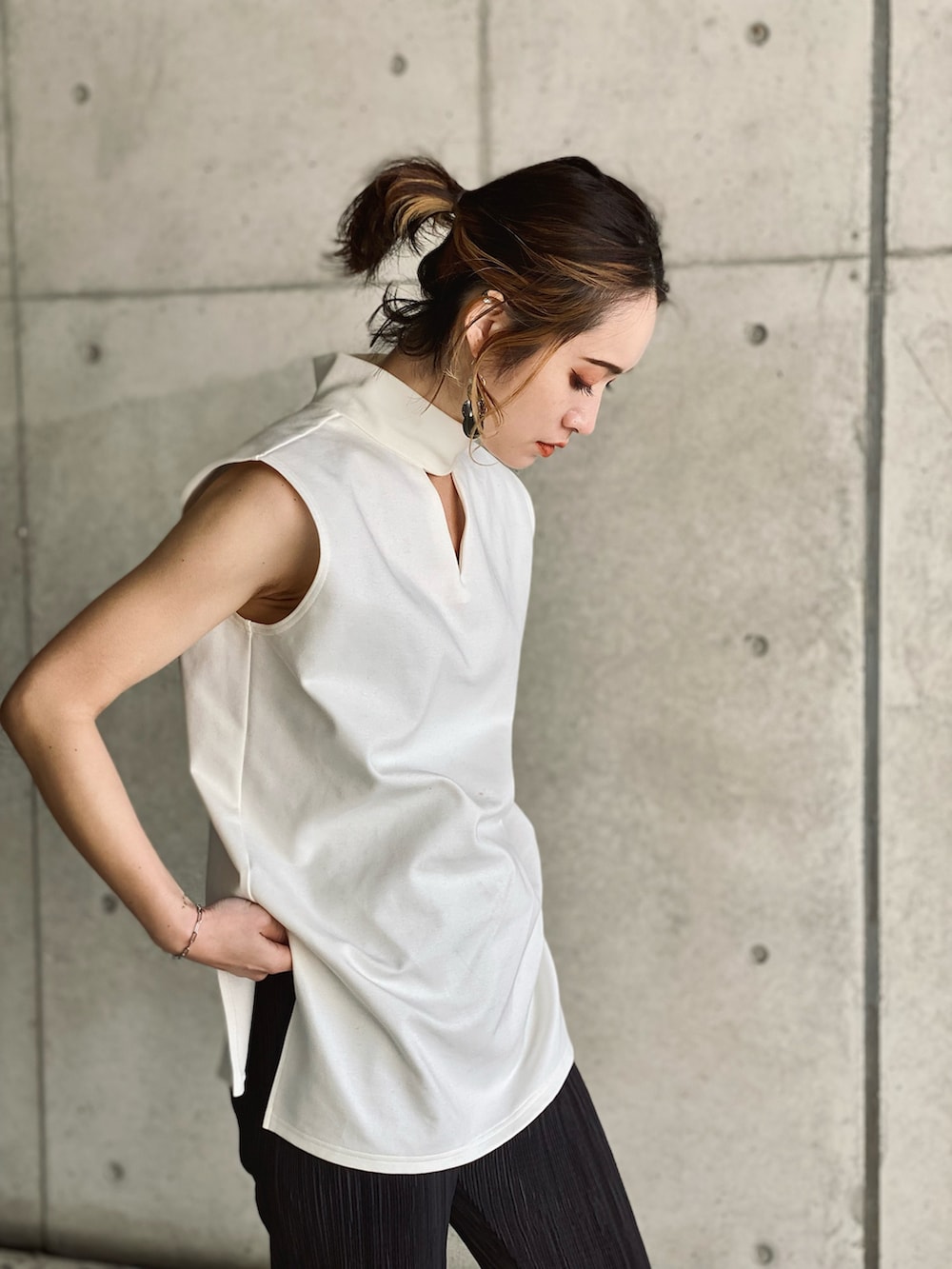 ブラック系のカーディガン/ボレロ、ブラック系のTシャツ/カットソー、ブラック系のその他パンツを着用したレディースの春コーディネートの2枚目の写真