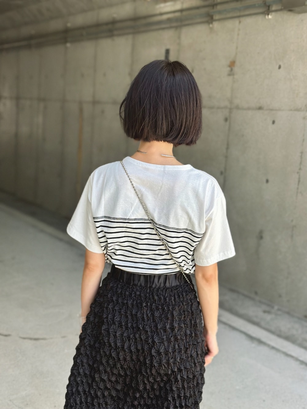 「モノトーン、白Tシャツ、ビスチェ、サングラス、タイトスカート、夏セールで買いました、プチプラ、サンダル、スマホショルダー、ショルダーバッグ、高身長女子、チョーカー、ロングスカート、骨格ウェーブ、夏コーデ」｜「mi via locaのストライプ ボーダー切り替えビスチェTシャツ（Tシャツ/カットソー、ホワイト系）」を使った、IMOKOさん（骨格ウェーブ・レディース・170cm）の夏コーディネートの3枚目の写真