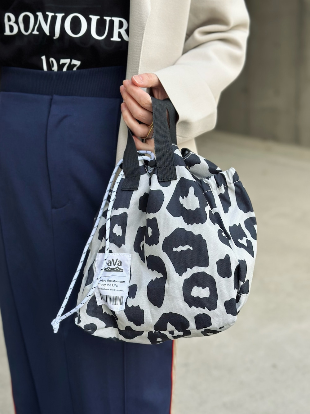 ブラック系のTシャツ/カットソー、その他のショルダーバッグ、ホワイト系のテーラードジャケットを着用したレディースの冬コーディネートの4枚目の写真