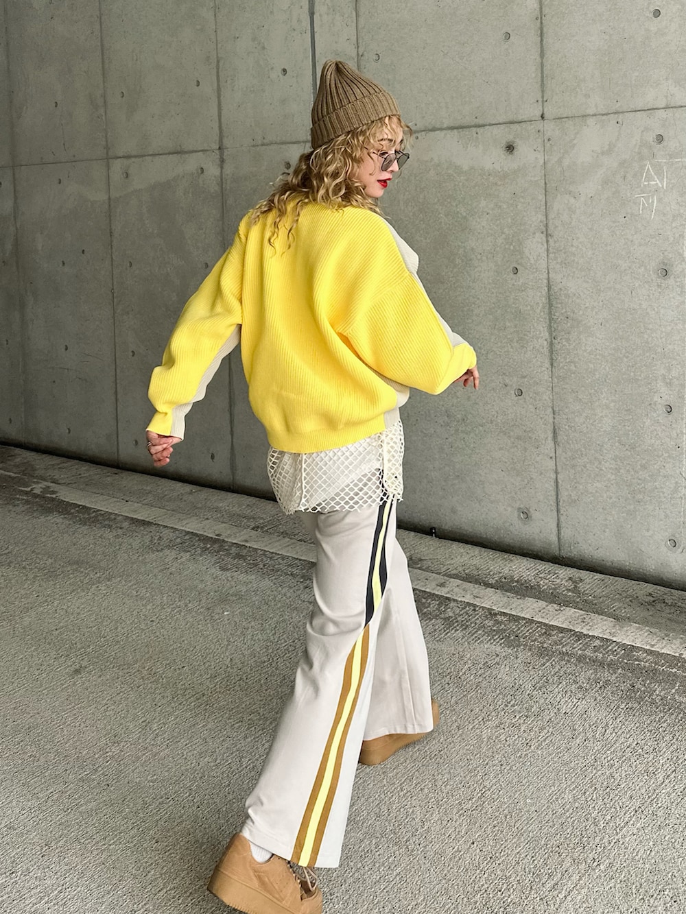 ホワイト系のその他パンツ、ホワイト系のニット/セーター、ベージュ系のスニーカーを着用したレディースの秋コーディネートの2枚目の写真