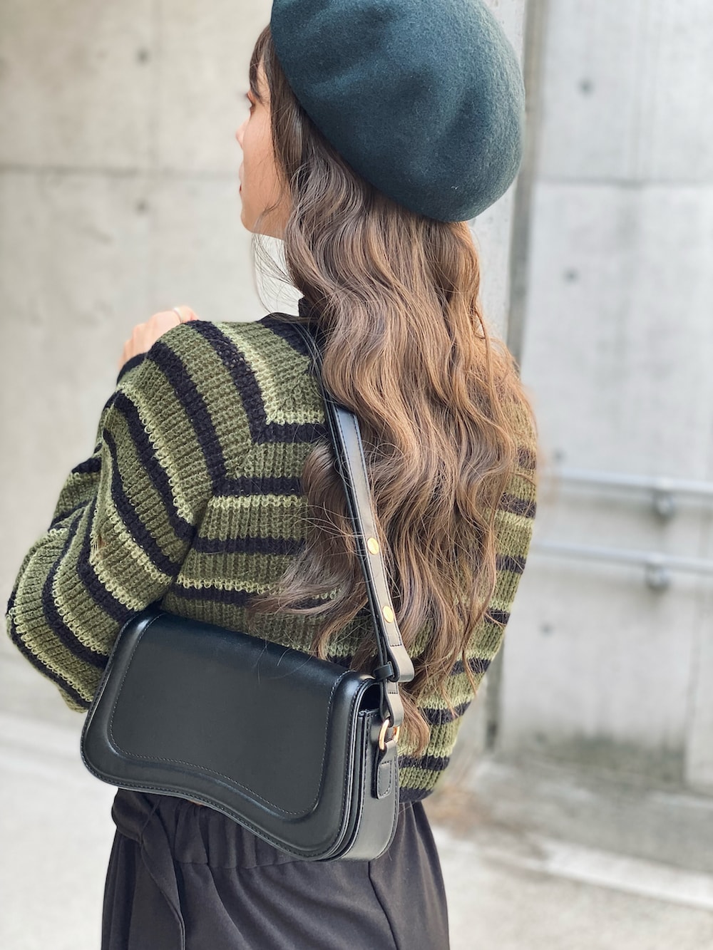「今日のコスメと服、ニット、秋コーデ、ベレー帽、休日スタイル、ロングスカート、ブーツ、ショルダーバッグ、ラップスカート、ボーダー、モード、ウィッグ、骨格ウェーブ、高身長女子、グリーン」｜「Ciderのラウンドネックストライプニット長袖トップ（ニット/セーター、グリーン系）」を使った、IMOKOさん（骨格ウェーブ・レディース・170cm）の秋コーディネートの5枚目の写真