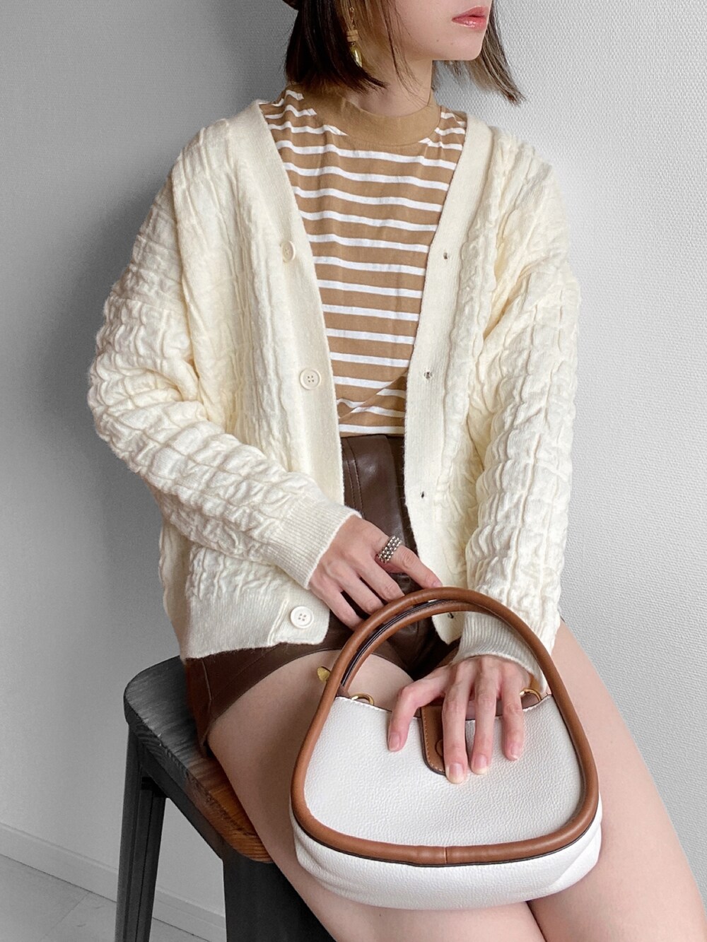 ブラック系のカーディガン/ボレロ、ホワイト系のカーディガン/ボレロを着用したレディースの秋コーディネートの2枚目の写真