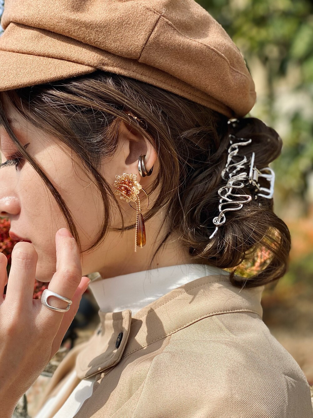 ブラック系のTシャツ/カットソー、ベージュ系のその他パンツ、ベージュ系のトレンチコートを着用したレディースの春コーディネートの4枚目の写真