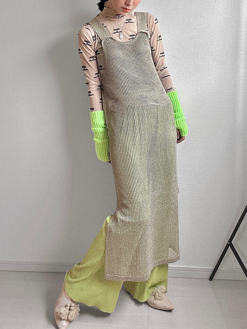 ベージュ系のワンピース、ベージュ系のTシャツ/カットソー、グリーン系のその他パンツを着用したレディースの冬コーディネートの2枚目の写真