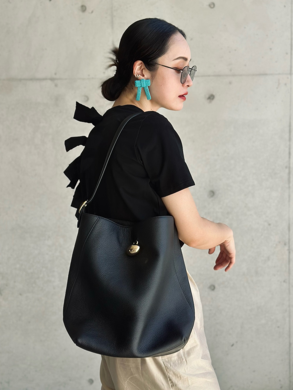 「大人カジュアル、フリルトップス、ロゴT、シアーパンツ、スラックス、トートバッグ、サングラス、ピアス、おおぶりピアス、高身長女子、夏コーデ、シンプルコーデ、タックイン、休日スタイル、オフィスカジュアル」｜「NOMINEの【セットアップ着用可】シアーワイドパンツ（その他パンツ、ベージュ系）」を使った、IMOKOさん（骨格ウェーブ・レディース・170cm）の春コーディネートの5枚目の写真