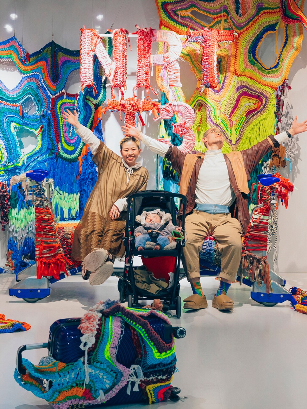 ブラウン系のワンピース、ホワイト系のパーカー、ブラウン系のその他パンツを着用したレディースの春コーディネートの2枚目の写真