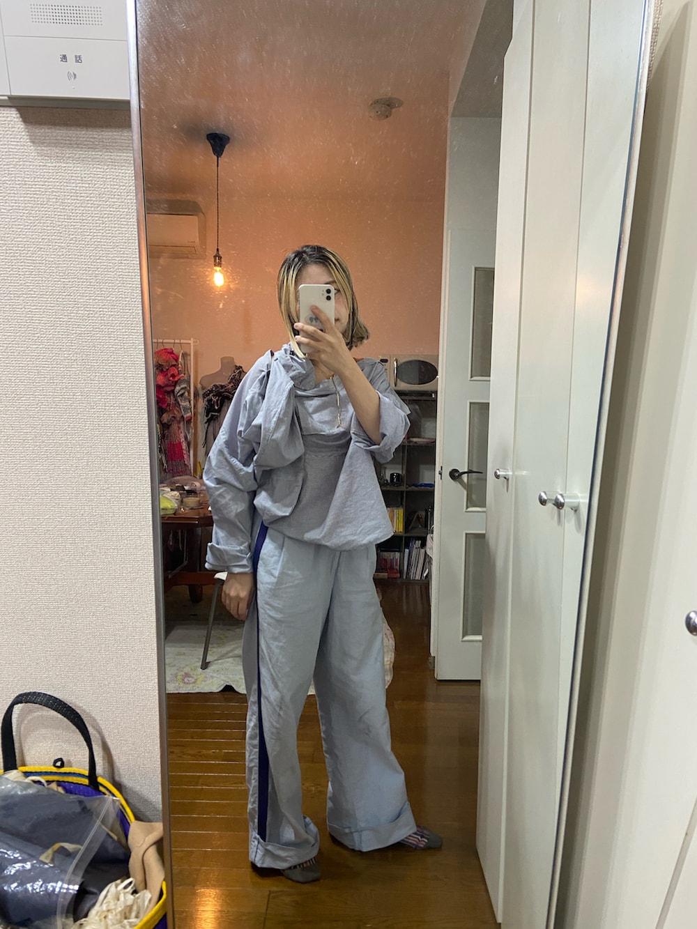 ブルー系のシャツ/ブラウス、ブルー系のパンツを着用したレディースの秋コーディネートの2枚目の写真