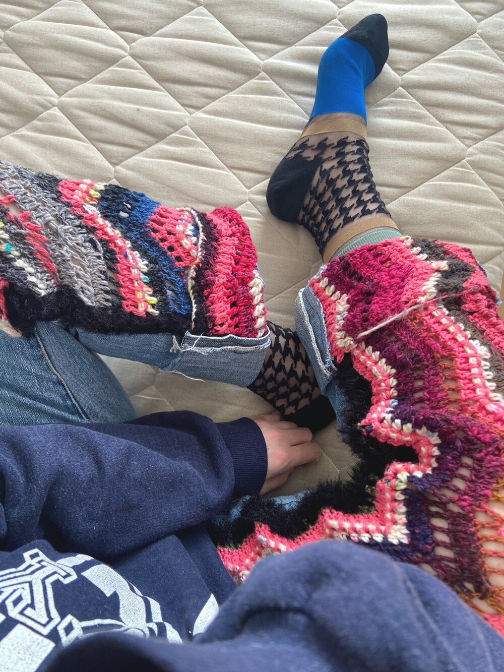 ブルー系のスウェット、その他のデニムパンツ、ブラック系のローファーを着用したレディースの春コーディネートの2枚目の写真