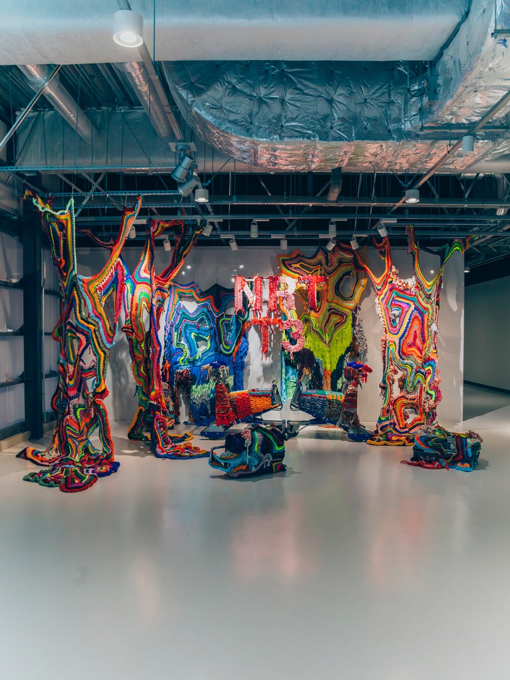 ブラウン系のワンピース、ホワイト系のパーカー、ブラウン系のその他パンツを着用したレディースの春コーディネートの3枚目の写真