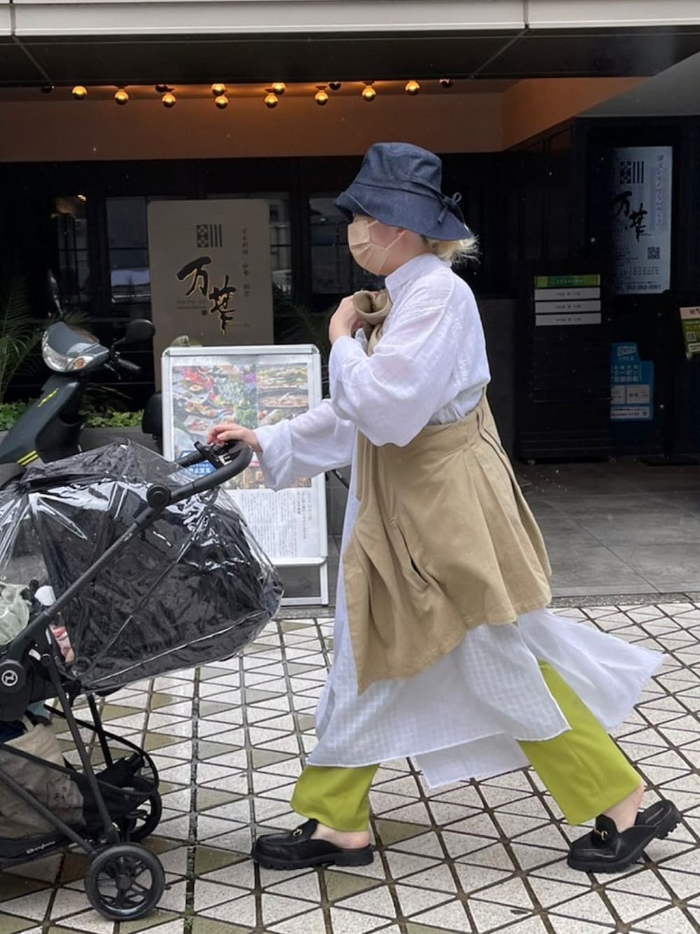 ベージュ系のその他アウター、ホワイト系のシャツワンピース、グリーン系のその他パンツを着用したレディースの春コーディネートの2枚目の写真