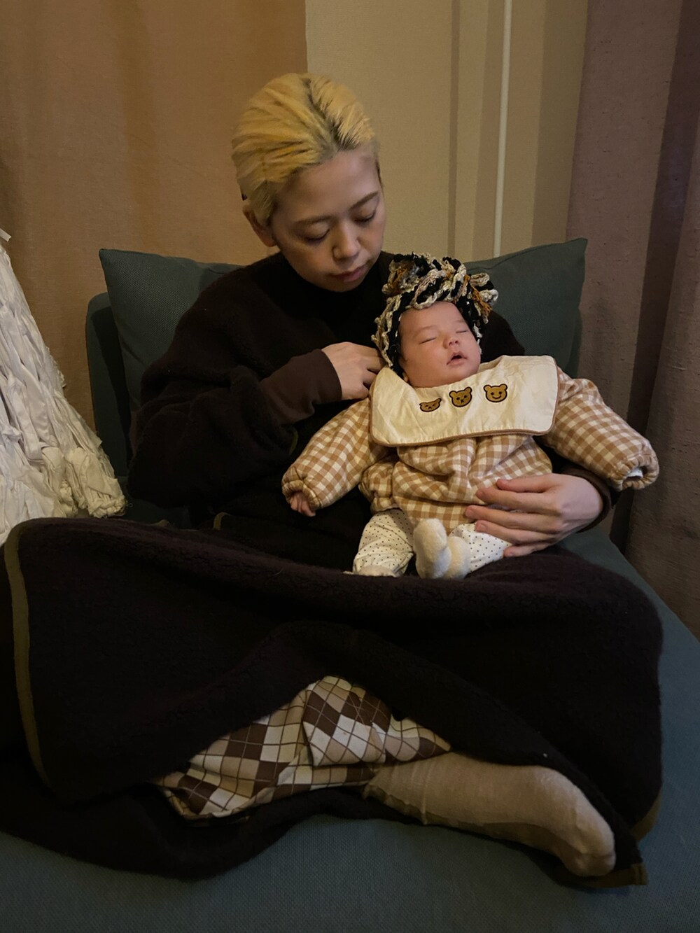 ベージュ系のその他トップス、ブラウン系のワンピース、ブラウン系のパンツを着用したレディースの冬コーディネートの2枚目の写真