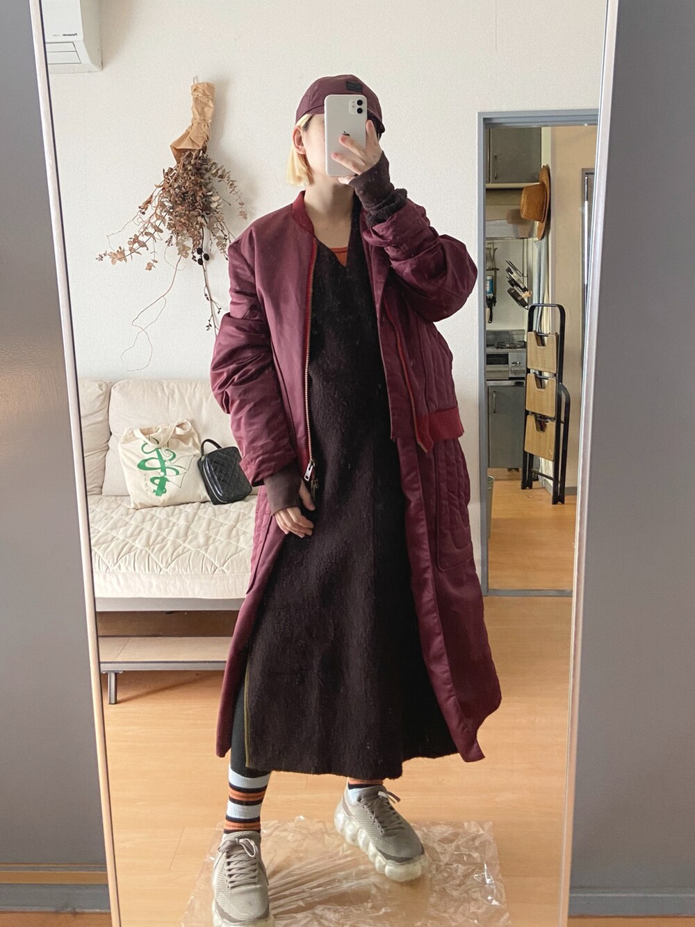 ブラウン系のワンピース、パープル系のジャケット/アウター、グレー系のスニーカーを着用したレディースの秋コーディネートの2枚目の写真