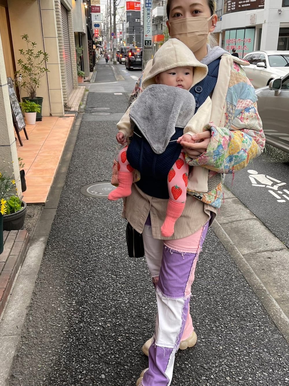 ベージュ系のパーカー、ピンク系のパンツ、ベージュ系のシャツ/ブラウスを着用したレディースの春コーディネートの2枚目の写真