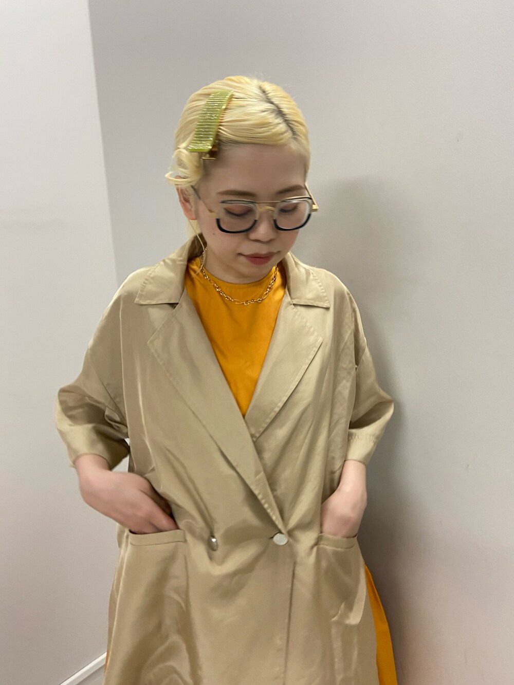 ベージュ系のテーラードジャケット、イエロー系のドレス、ブラック系のサンダルを着用したレディースの夏コーディネートの3枚目の写真