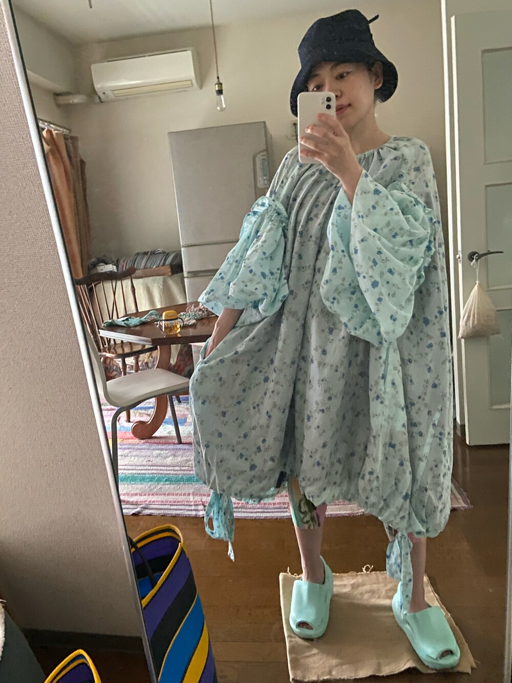 ブルー系のドレス、その他のその他パンツ、グリーン系のシューズを着用したレディースの春コーディネートの2枚目の写真