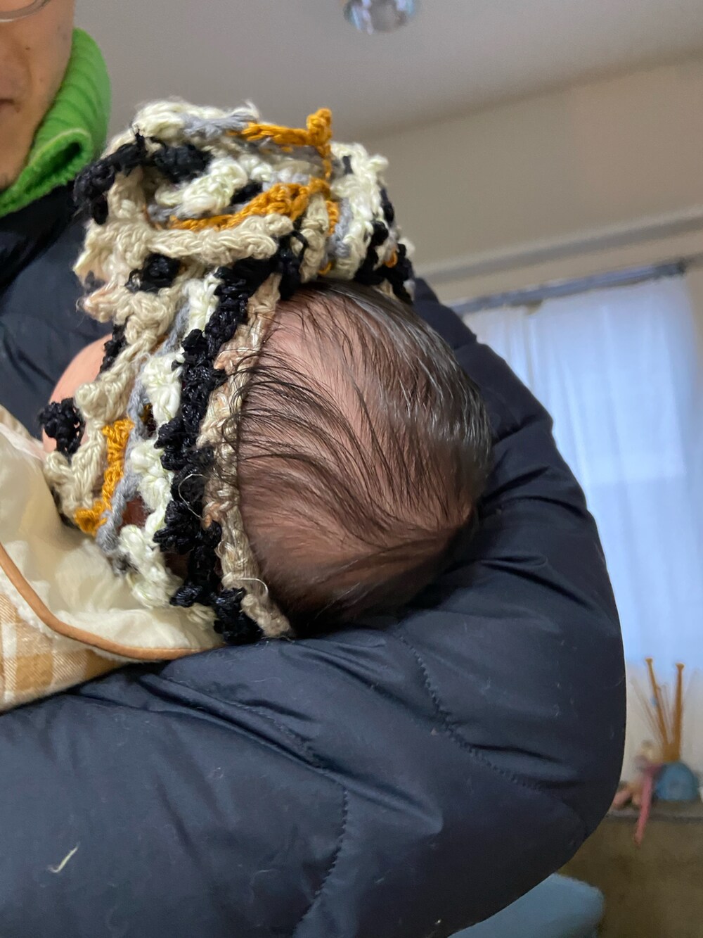 ベージュ系のその他トップス、ブラウン系のワンピース、ブラウン系のパンツを着用したレディースの冬コーディネートの3枚目の写真