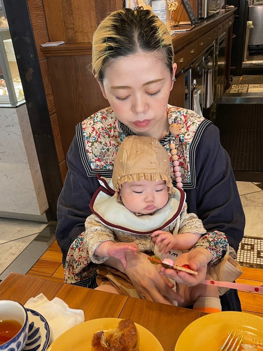 ブルー系のワンピース、その他のシャツ/ブラウスを着用したレディースの春コーディネートの2枚目の写真