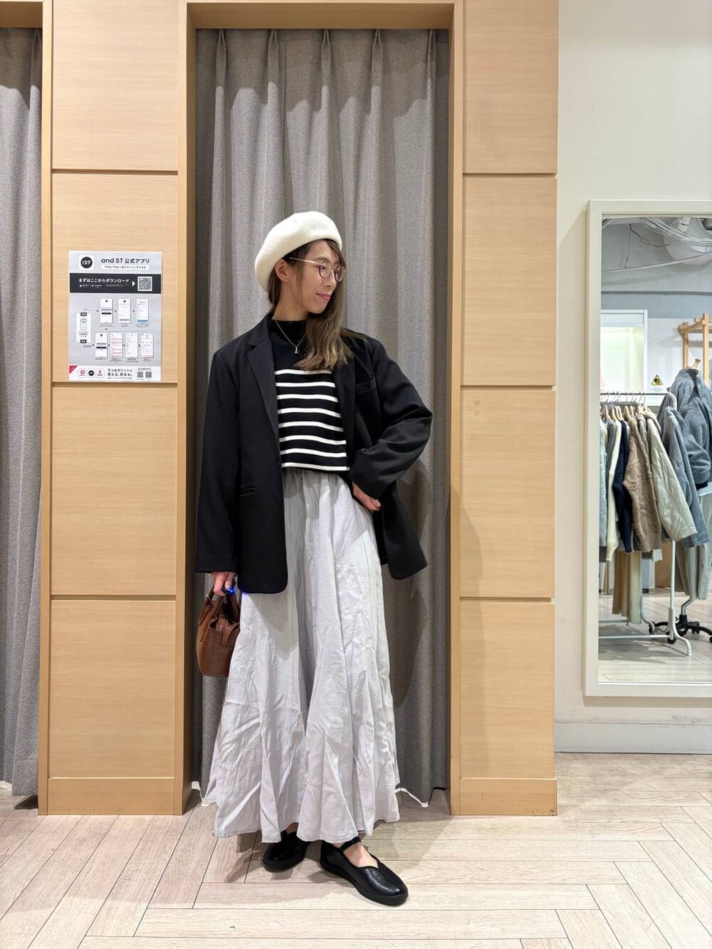 ブラック系のスニーカー、ブラウン系のトートバッグ、その他のニット/セーターを着用したレディースの冬コーディネートの7枚目の写真