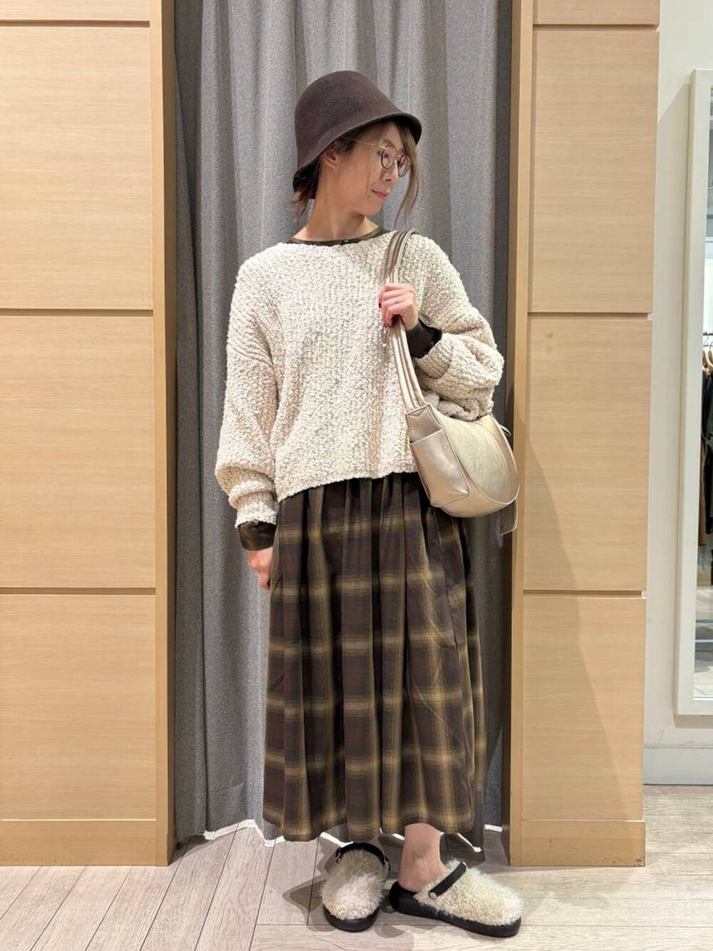 その他のショルダーバッグ、その他のサンダル、ブラック系のTシャツ/カットソーを着用したレディースの秋コーディネートの4枚目の写真